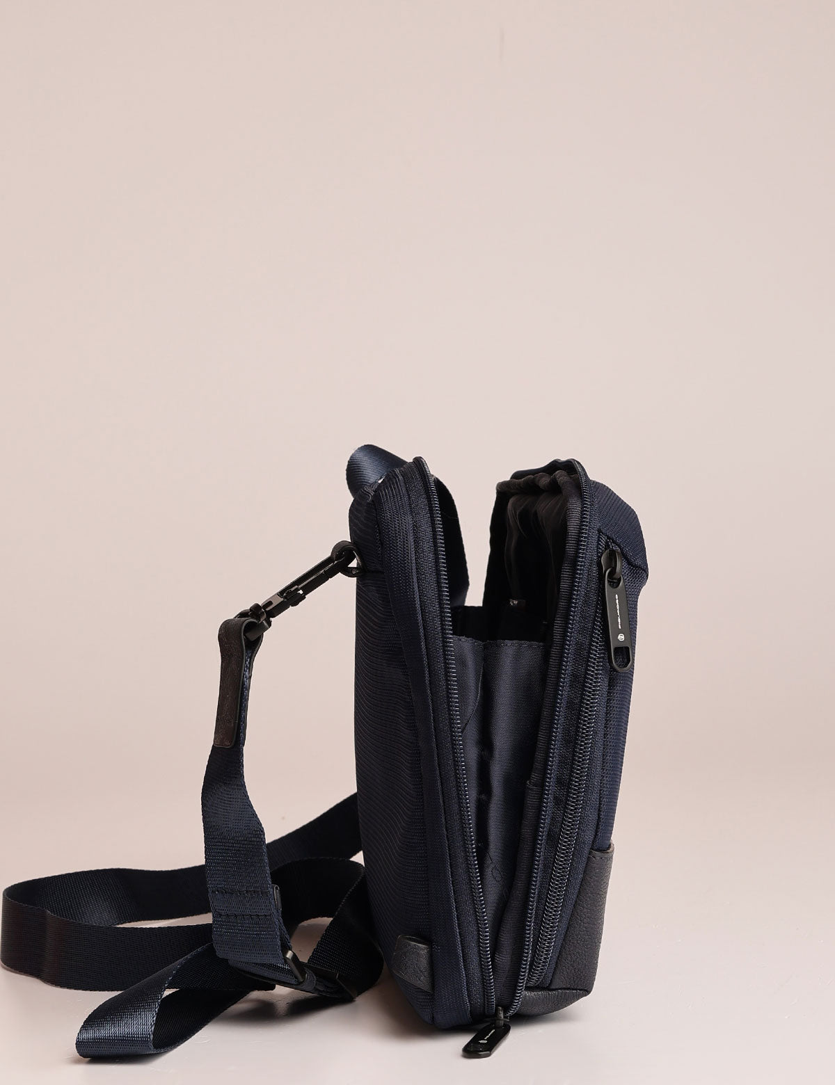 Piquadro W138 horizontal shoulder bag
