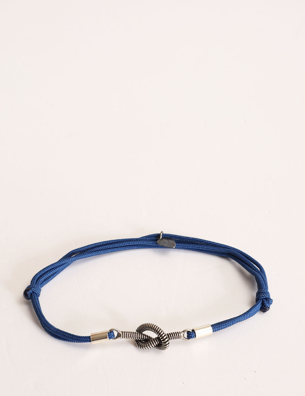 Sing a Song-Armband mit Basssaitenknoten an der Kordel