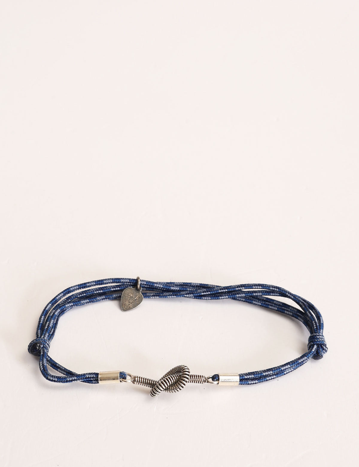 Sing a Song-Armband mit Basssaitenknoten an der Kordel