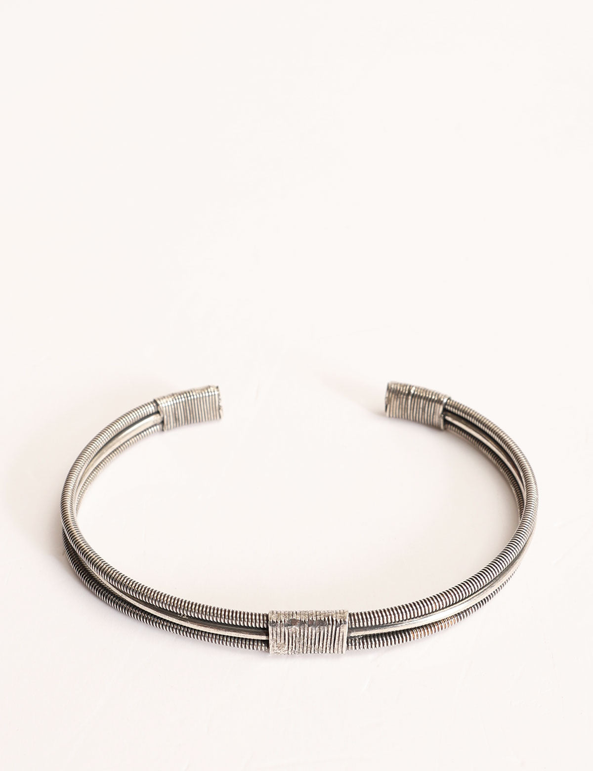 Sing a Song Emballe-Moi two-string bass bracelet argent vielli