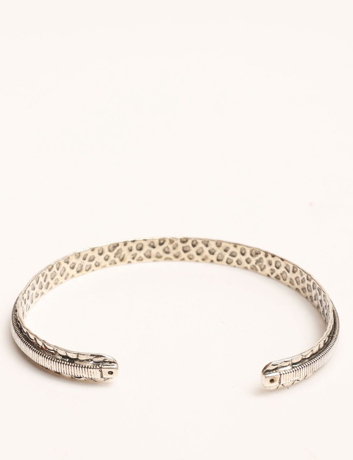 Gehämmertes Sing a Song-Armband mit Basssaite
