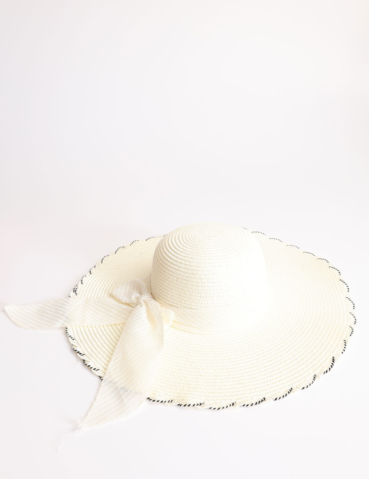 Cappello Ayfee in paglia con falda larga e fiocco